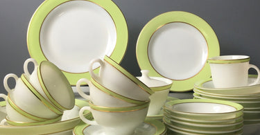 A 1950s Pyrex china set now and them