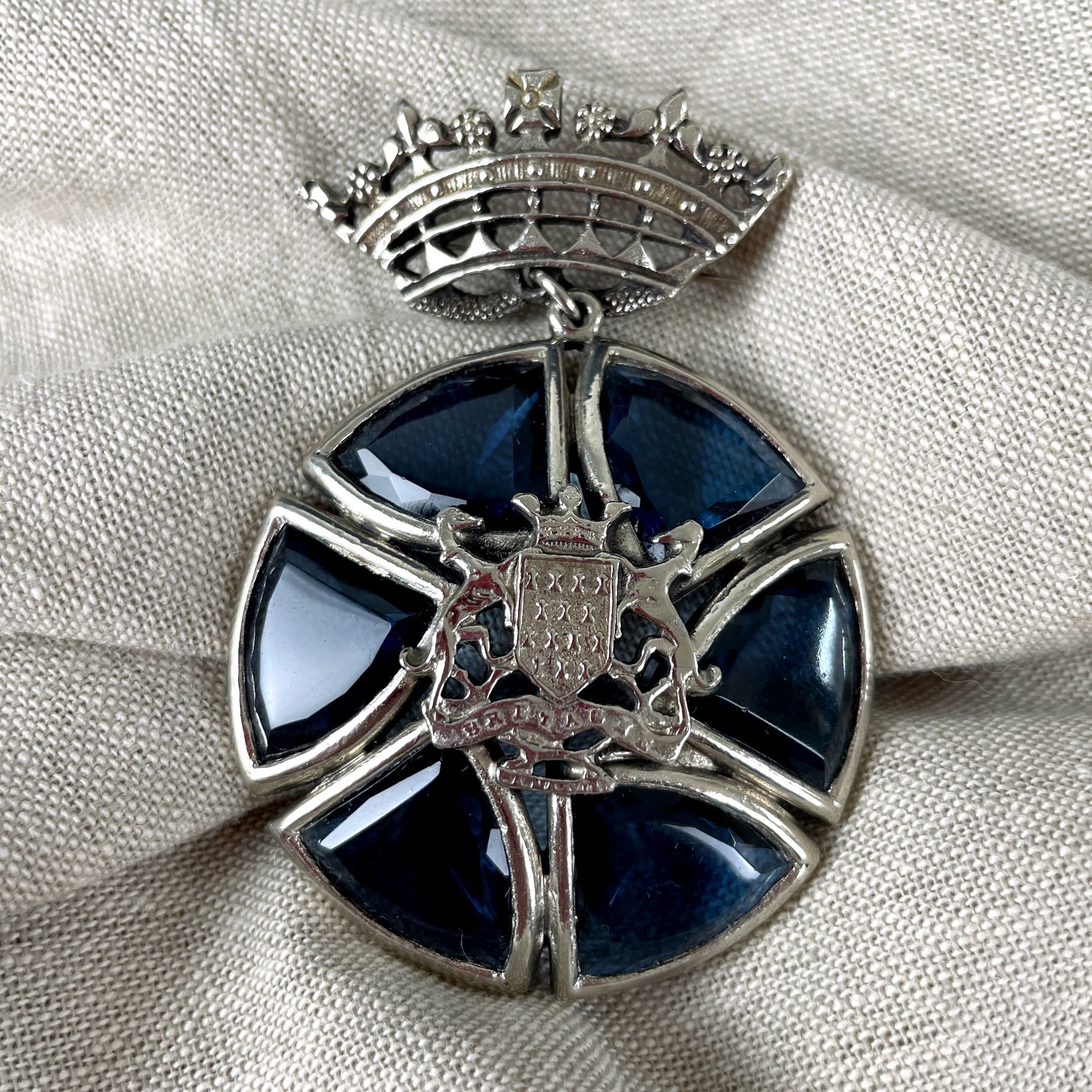 Bretagne crest crown brooch in sapphire and silver - 1980s vintage |  NextStage Vintage