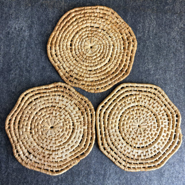 Vintage Woven Raffia Trivets Set of 3 - Scalloped Edge Boho Hot Pads - 1970s Kitchen Decor