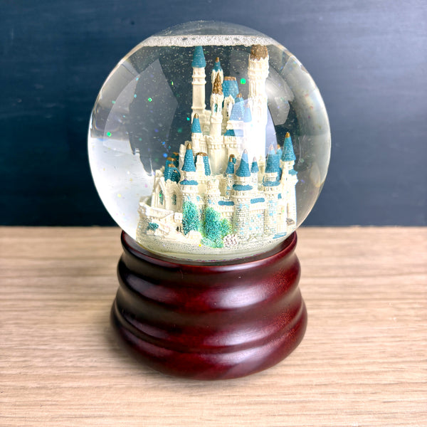 Disney Cinderella's Castle snow globe music box "When You Wish Upon a Star"