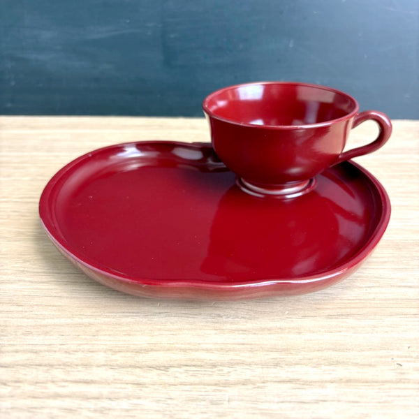 Hazel Atlas Platonite burgundy snack plate & cup – apple shape - 1950s vintage - NextStage Vintage