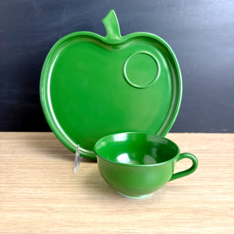 Hazel Atlas Platonite dark green apple snack plate & cup – mid century vintage