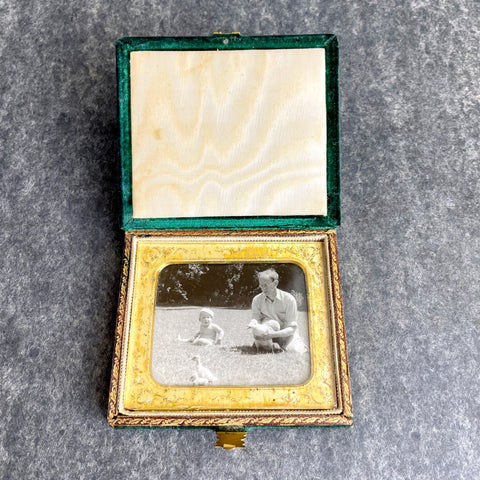 Folding photo frame - vintage 1940s velvet photo snap case for one photo