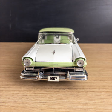 Sun Star 1957 Ford Fairlane Skyliner 1:18 Scale Diecast Retractable Hardtop
