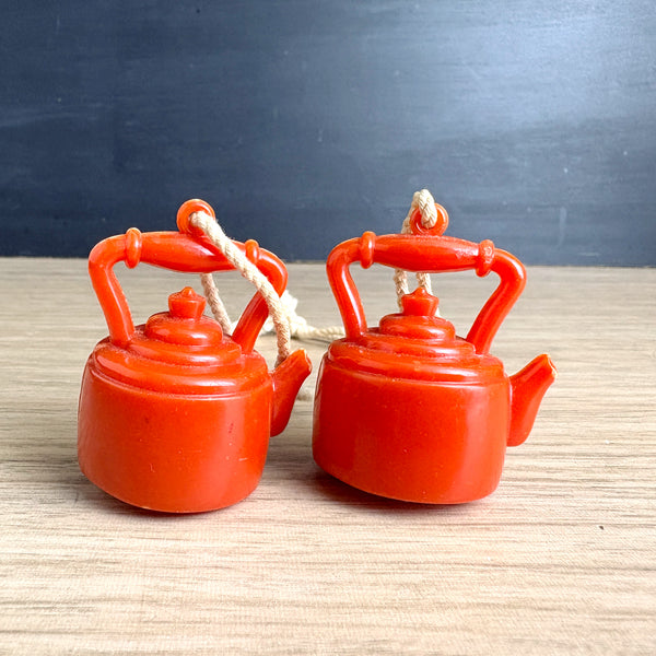 Vintage plastic teapot shade pulls – set of 2 miniature teapots with painted roses – Cottagecore fan pulls or ornaments