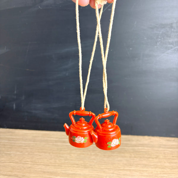 Vintage plastic teapot shade pulls – set of 2 miniature teapots with painted roses – Cottagecore fan pulls or ornaments