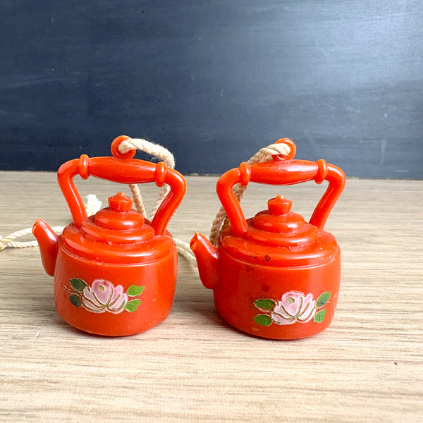 Vintage plastic teapot shade pulls – set of 2 miniature teapots with painted roses – Cottagecore fan pulls or ornaments