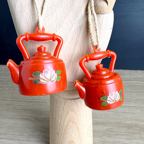 Vintage plastic teapot shade pulls – set of 2 miniature teapots with painted roses – Cottagecore fan pulls or ornaments