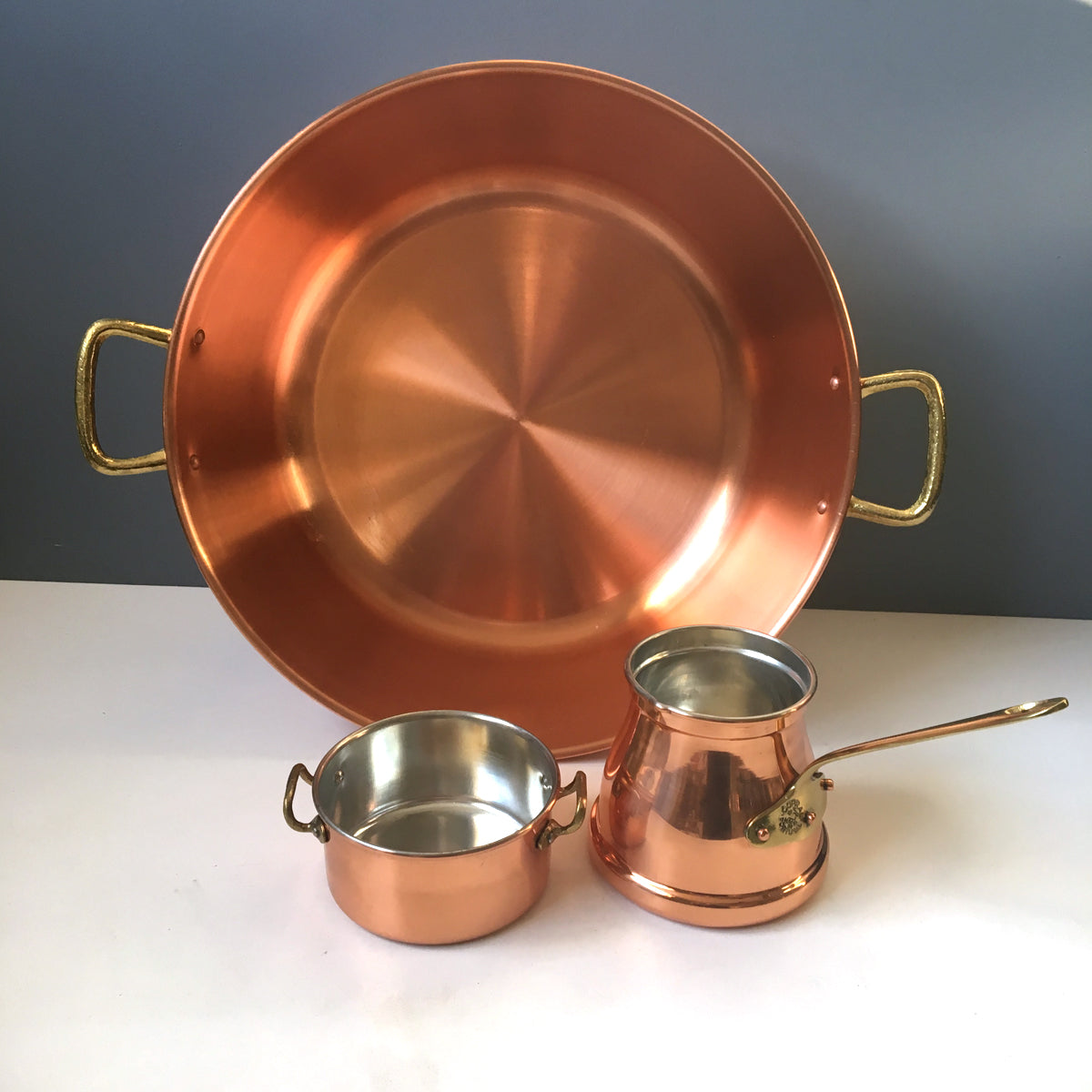 https://nextstagevintage.com/cdn/shop/products/copper-pans-1_1200x.jpg?v=1611620761