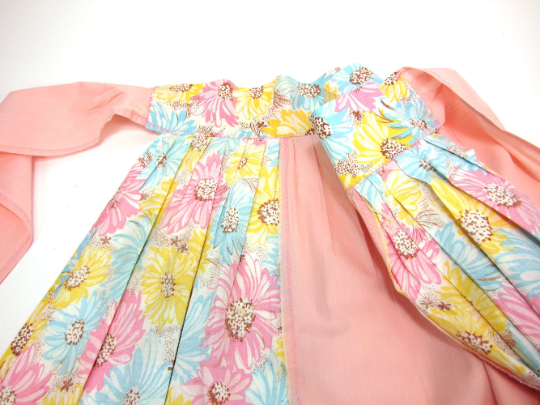 Mod daisy pastel floral apron - vintage half apron - larger size - NextStage Vintage