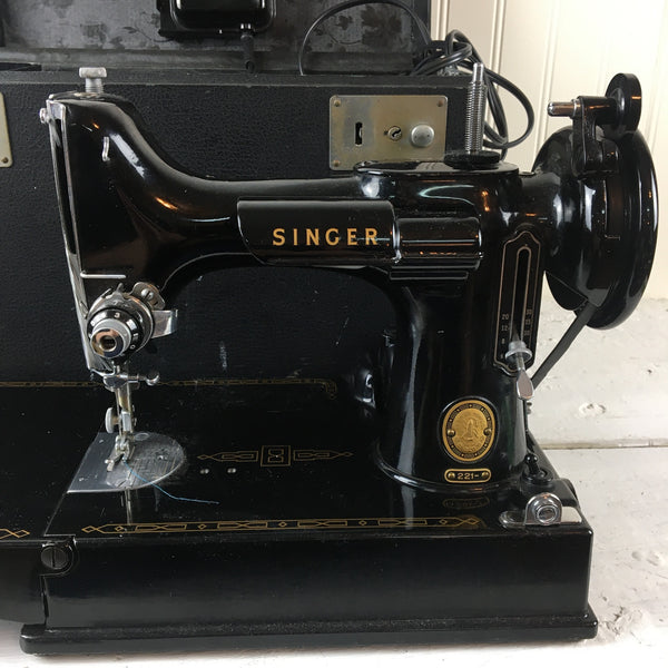 Singer Featherweight 221 with case and attachment - Cat. 3-120 - 1956 - NextStage Vintage