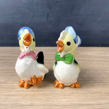 Hens in bonnets salt and pepper shakers - 1950s vintage - NextStage Vintage