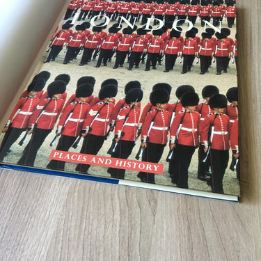 London (Places and History) - by Chiara Libero - 1998 first edition - NextStage Vintage