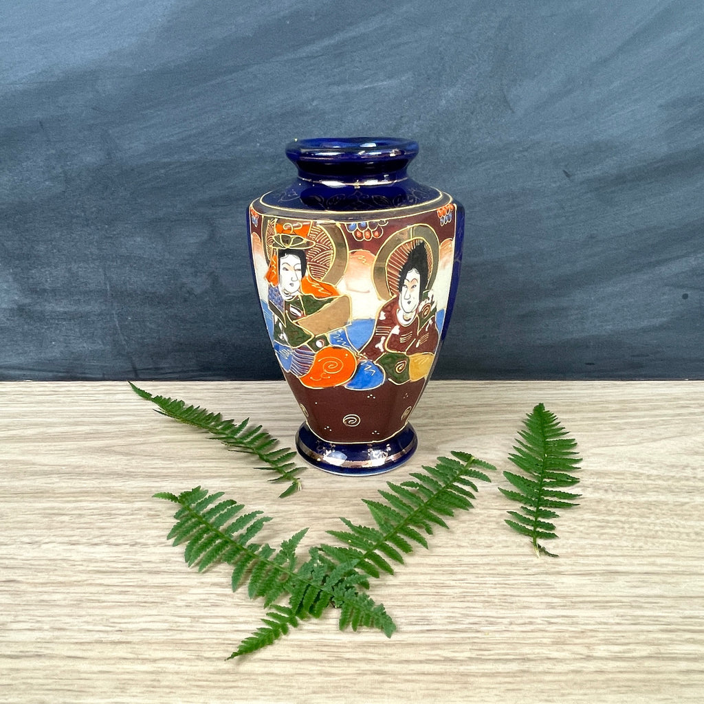 Moriyama Mori-Machi Japanese vase with moriage details - 1920s