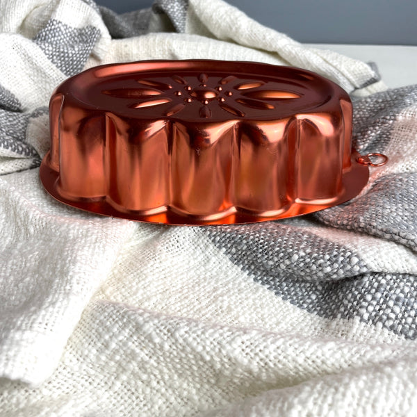 Mirro copper oval daisy gelatin mold - 1960s vintage - NextStage Vintage